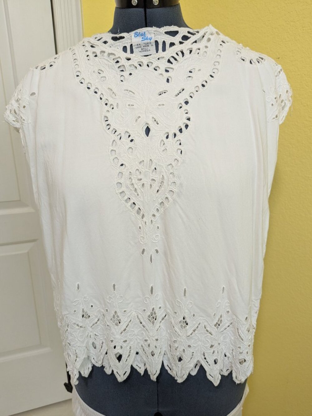 Blue Sky white Handmade cutwork blouse and matching skirt, small - Picture 6 of 7